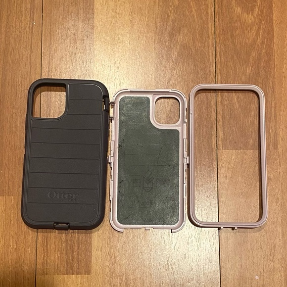 Otter box case in purple… size: iphone 11 - Picture 4 of 4